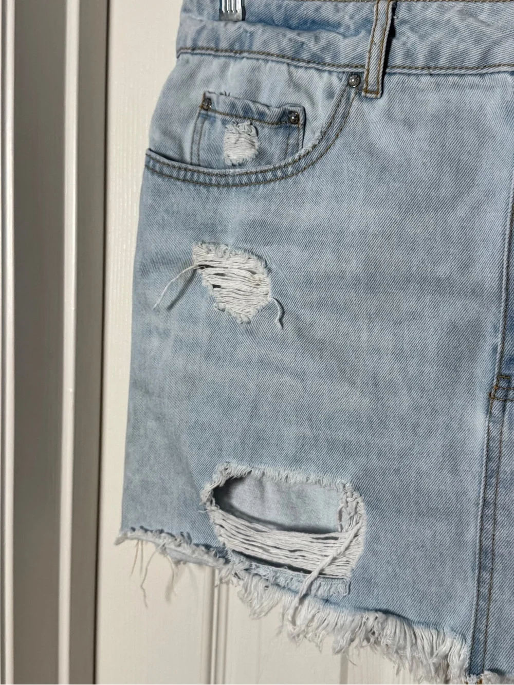 Forever 21 Light Wash Distressed Denim Mini Skirt Raw Hem Frayed Sz 31/large